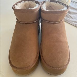 UGG Short Boots Booties Like New 40 8 Tan